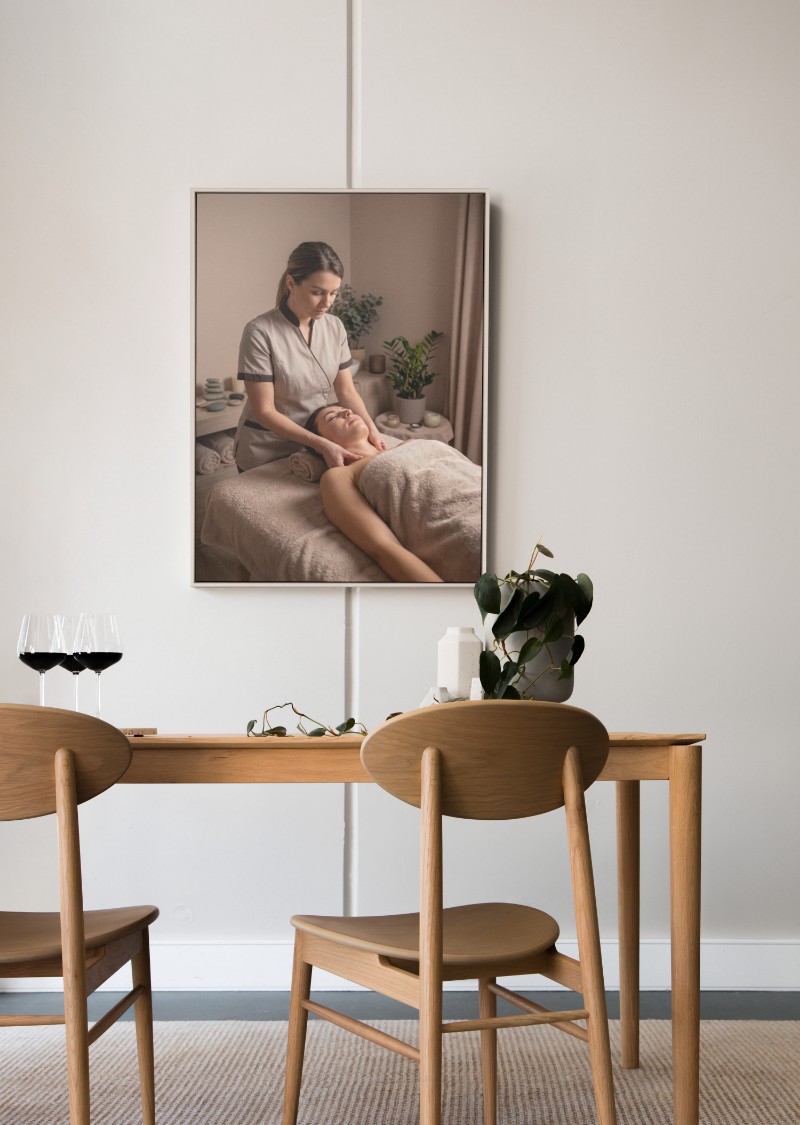 Tranh Spa Cô Gái Massage Cổ Vai Gáy Hiện Đại mockup