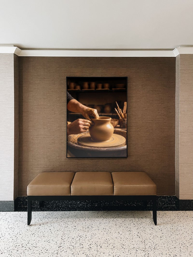 Tranh Nghệ Thuật Đôi Bàn Tay Nghệ Nhân Chuốt Gốm Tinh Xảo mockup